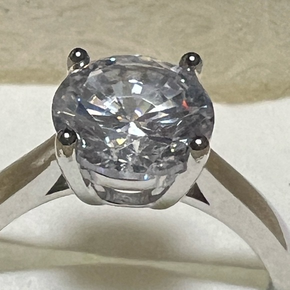 High quality clear stone brilliant solitaire - Picture 16 of 17